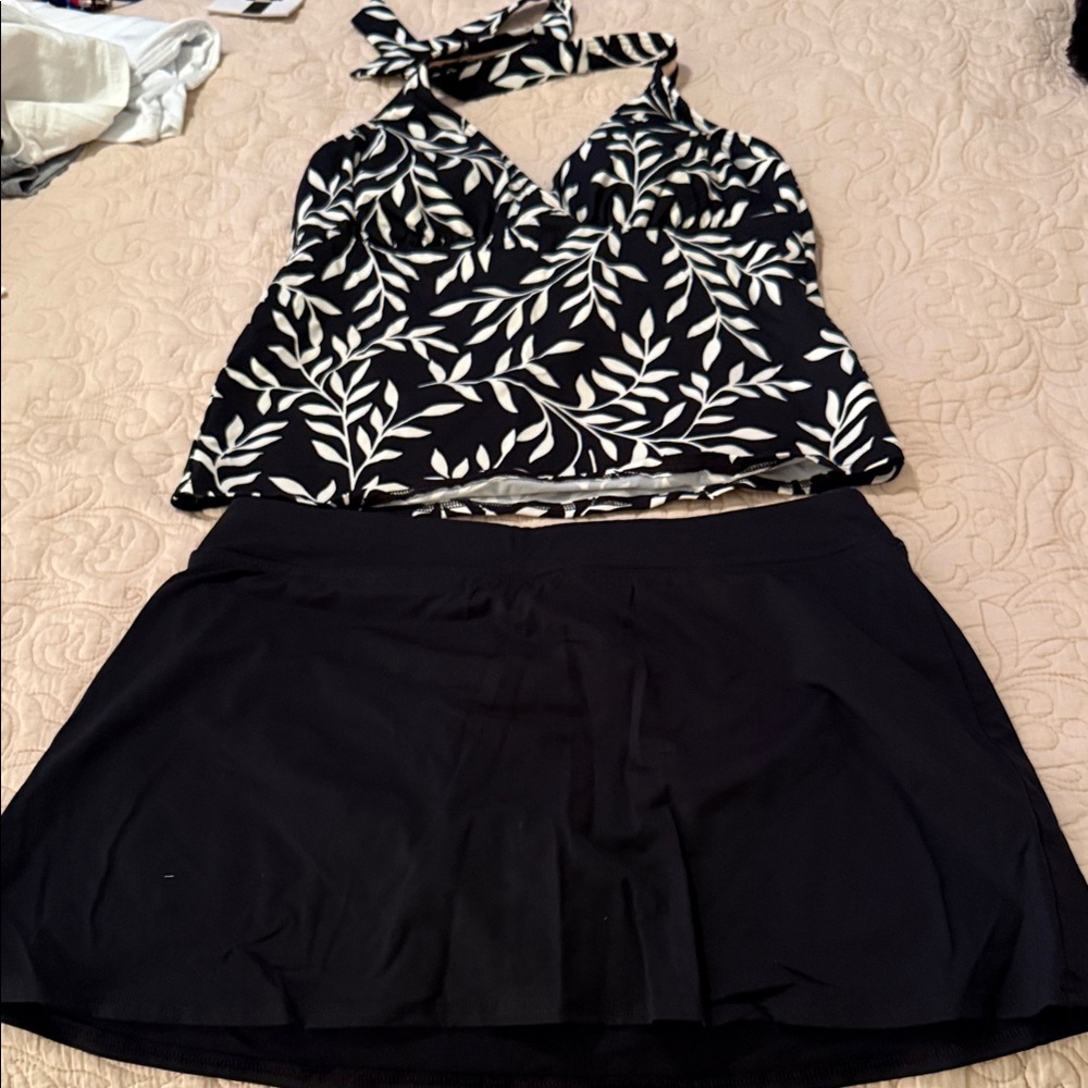 Elegant Black and White Women's swimsuit set Worn

Top size 8
Bottoms size 10